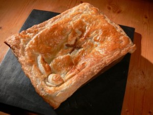 Puff pastry chicken with Mole