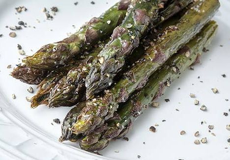 Roasted asparagus with black pepper and lemon