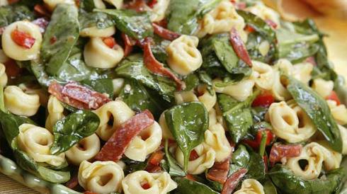 Tortellini salad with spinach