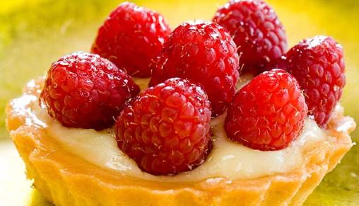 Raspberry tarts and goat cheese