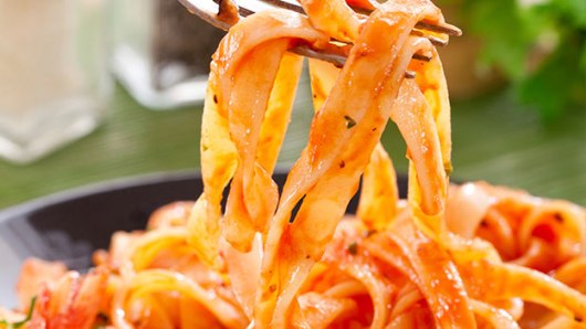 Creamy pasta with spicy tomato sauce